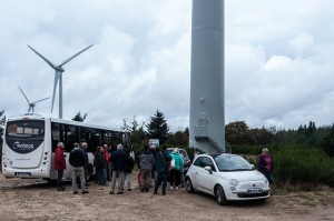 Photo : visite d'un parc éolien avec des élus