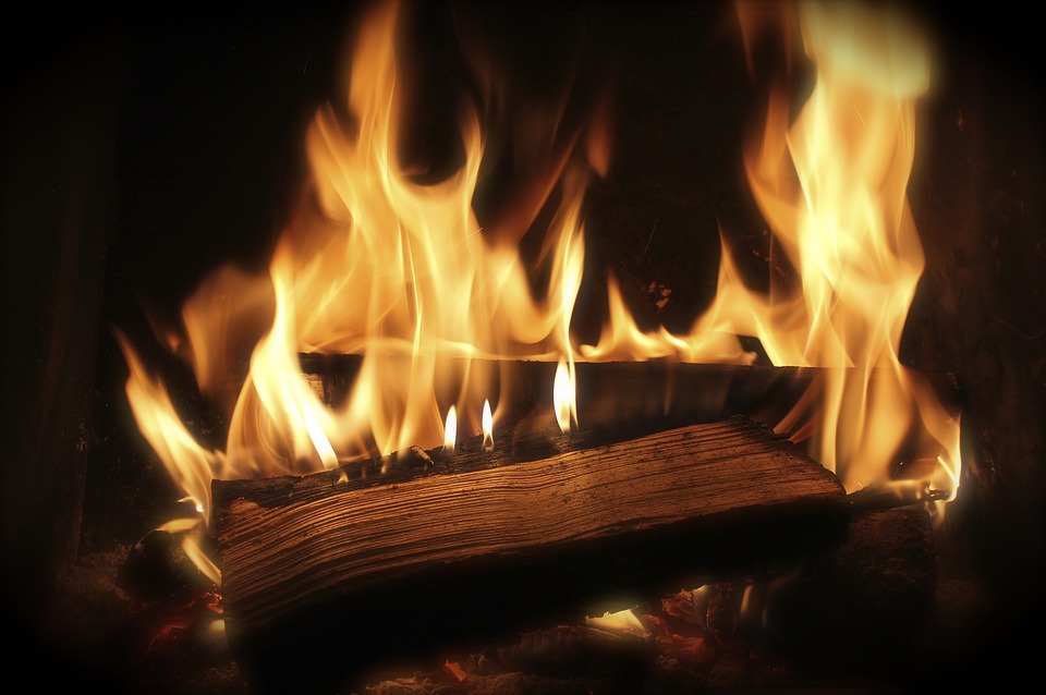 Bonnes pratiques pour allumer un feu de bois : ALEC07