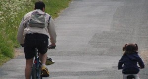 Une photo de vélo à la campagne