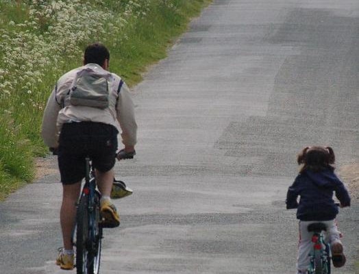 Une photo de vélo à la campagne