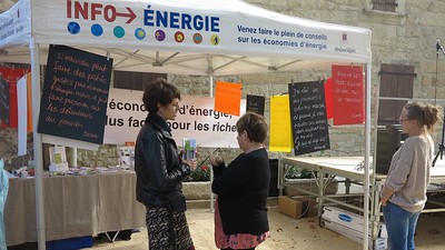 Stand mobilité sur le marché de Privas