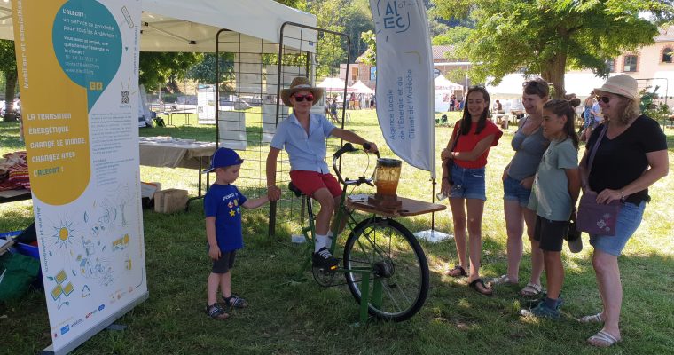 Le vélo blender en action au Village des Sciences : donnez de vos watts !